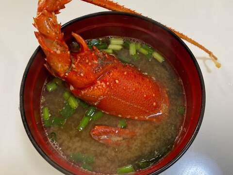 食べ終わった伊勢海老の頭でお味噌汁